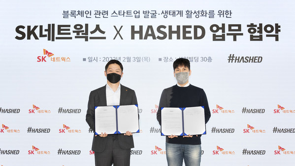 SK networks announced that it has signed an MOU on ‘Blockchain Startup Searching & Ecosystem Development’ with Hashed Ventures, a startup investment company established by Hashed. The announcement included planned execution of 21.7 million USD investment as well. Sung Hwan Choi(on the left), COO of SK networks is celebrating the MOU with Seo Joon Kim, the CEO of Hashed Ventures.