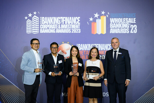 L-R: UnionBank's Corporate Media Reputation Management Group Head James Ileto, SME & Microprenuers Segment Marketing Head Jose Paulo Soliman, AVP Product Manager Abby Jayne Go, & Retail Banking Center Head Joyce Gonzalez with Tim Charlton, Editor-in-Chief and Publisher of Asian Banking and Finance.