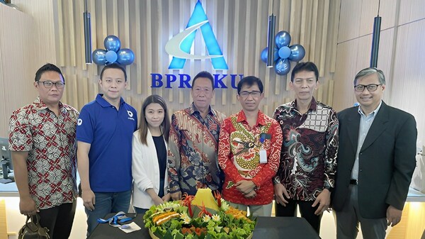 Mr. Dwikun Agus Pamudji, President Director of BPR AKU, along with the Board of Directors, joined by the Chairman of Perbarindo West Java, Mr. Mahfud Fauzi, and the CEO of Orderfaz, Mr. Reynaldi Gandawidjaja, cutting the Tumpeng as a gesture of appreciation and cooperation.